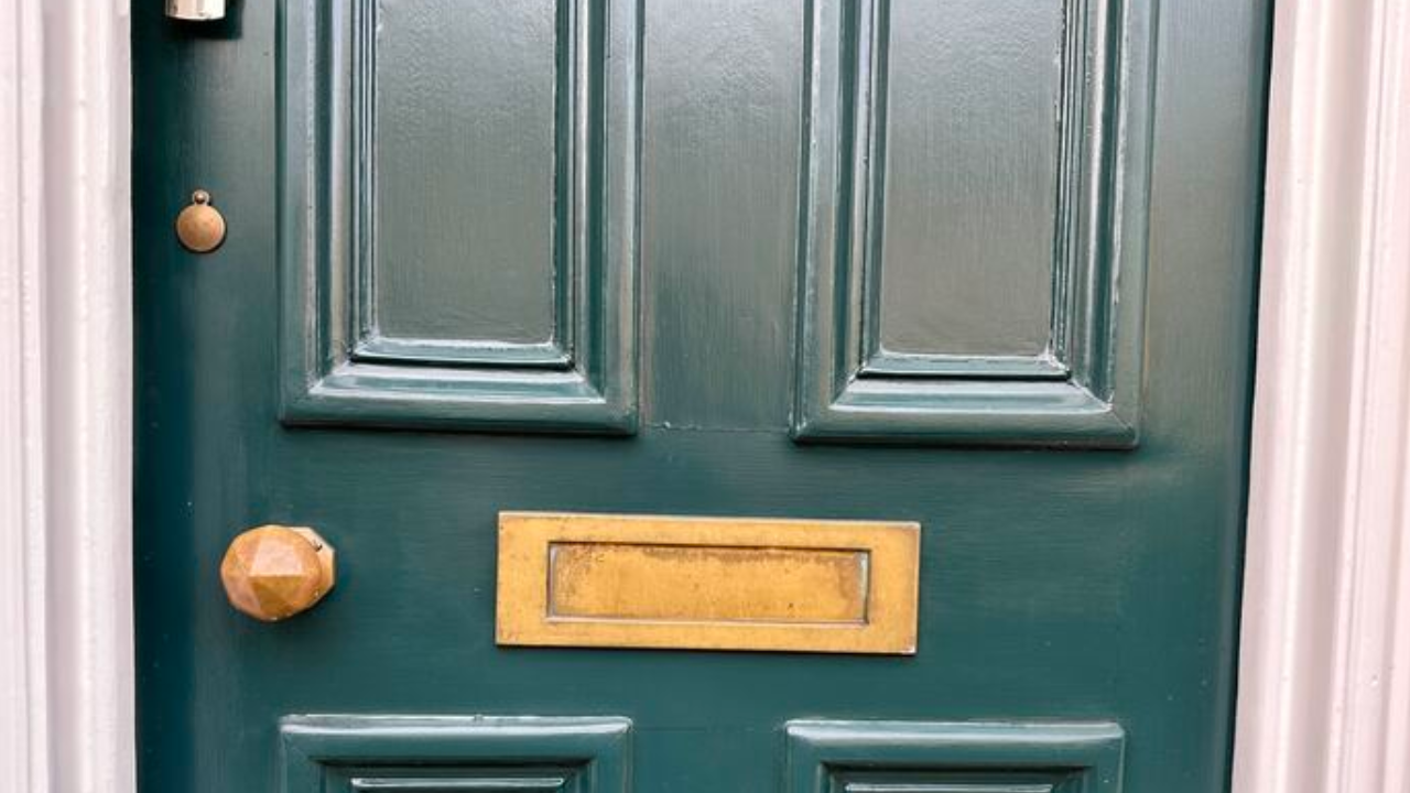 What is a mortgage broker?